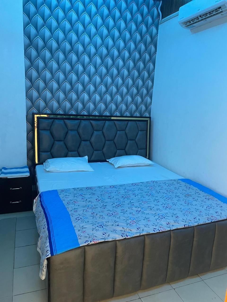 Hotel Hari Krishnam Residency Mathura Esterno foto