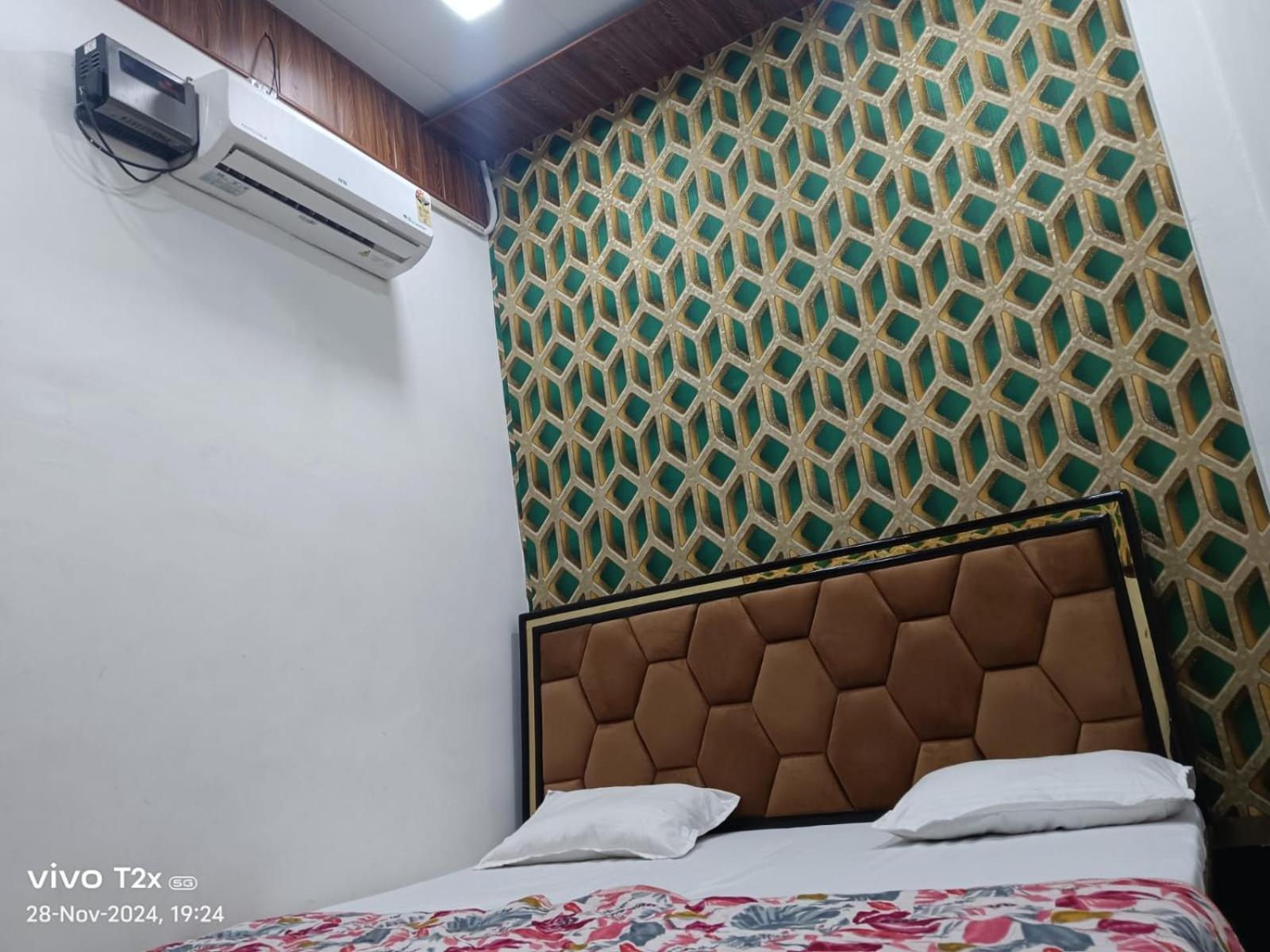 Hotel Hari Krishnam Residency Mathura Esterno foto