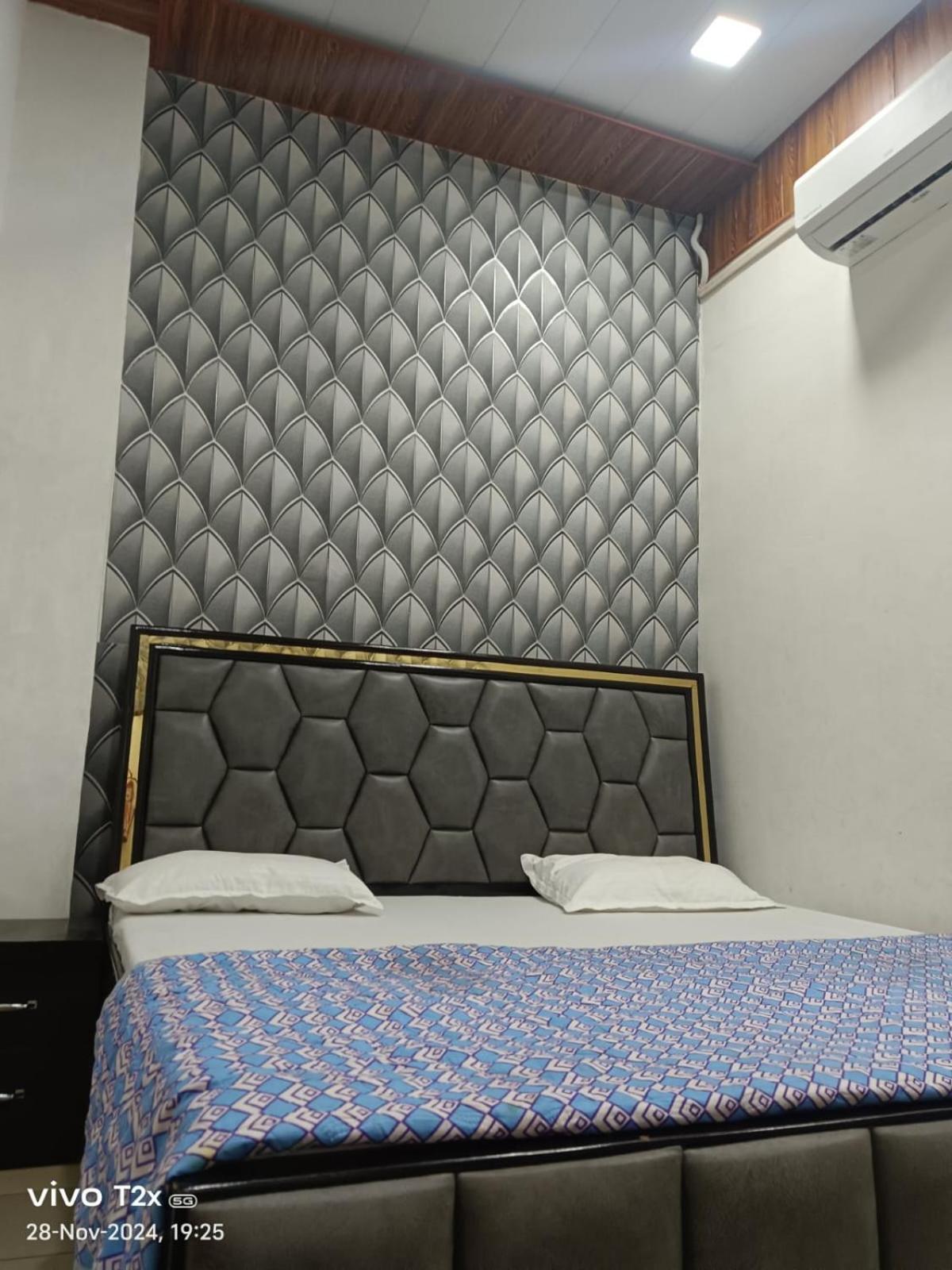 Hotel Hari Krishnam Residency Mathura Esterno foto