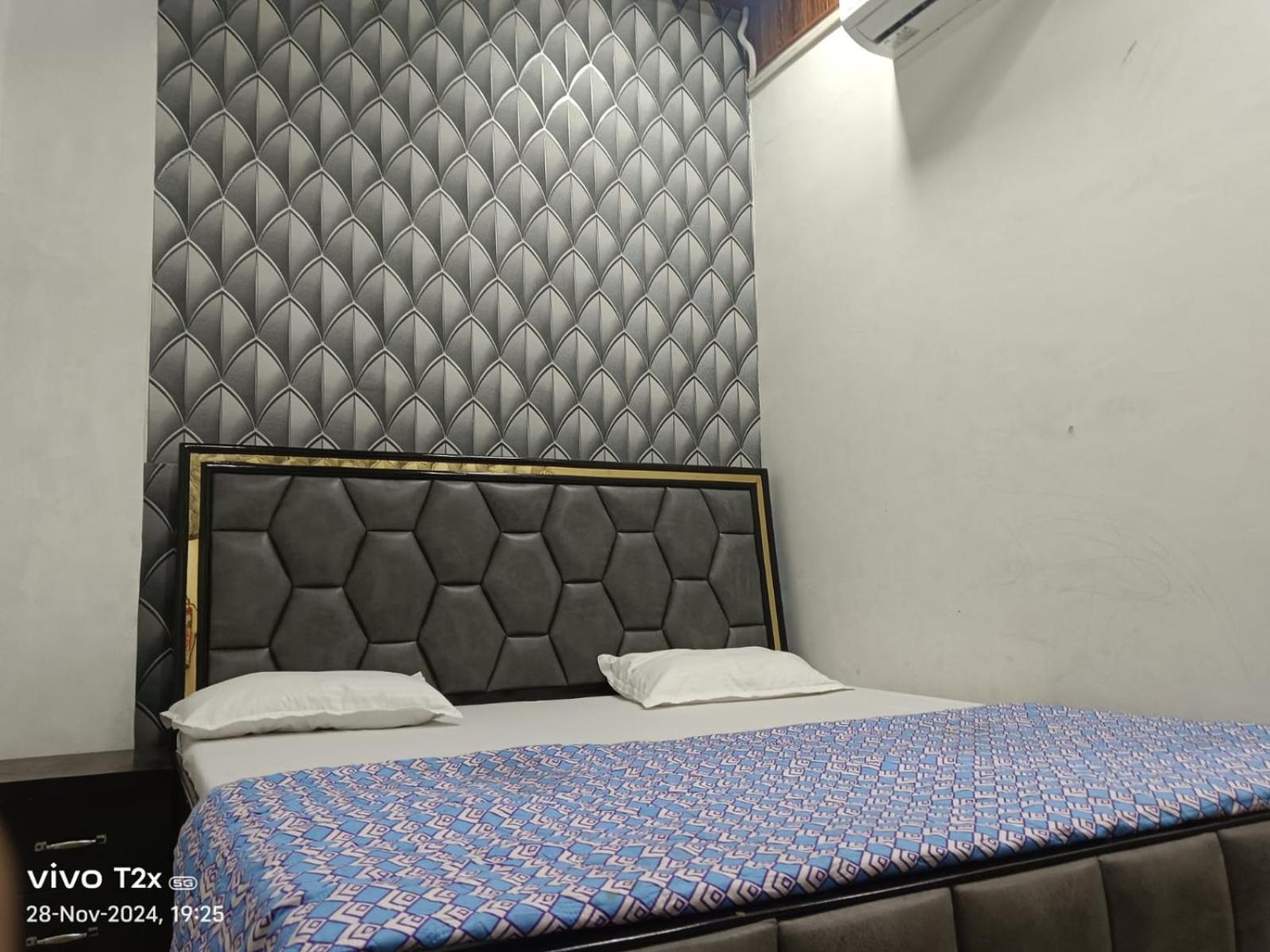 Hotel Hari Krishnam Residency Mathura Esterno foto