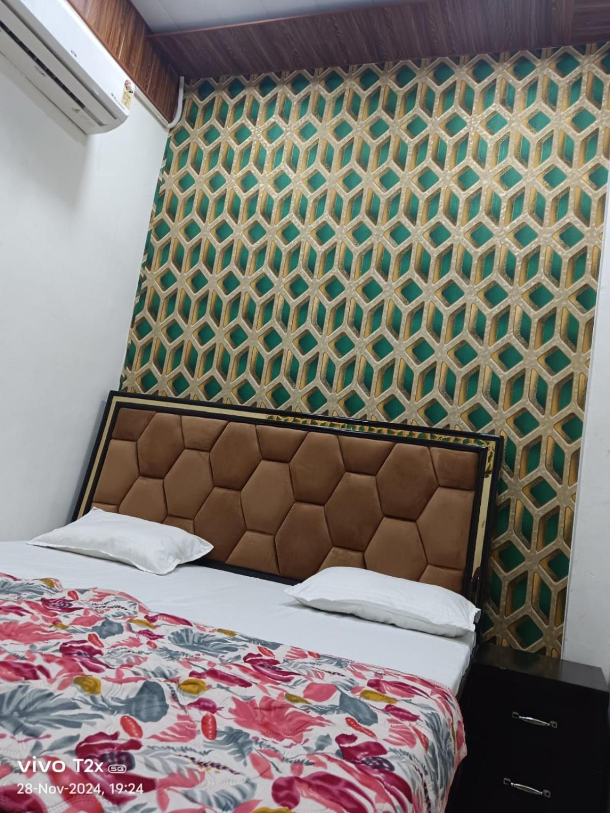 Hotel Hari Krishnam Residency Mathura Esterno foto